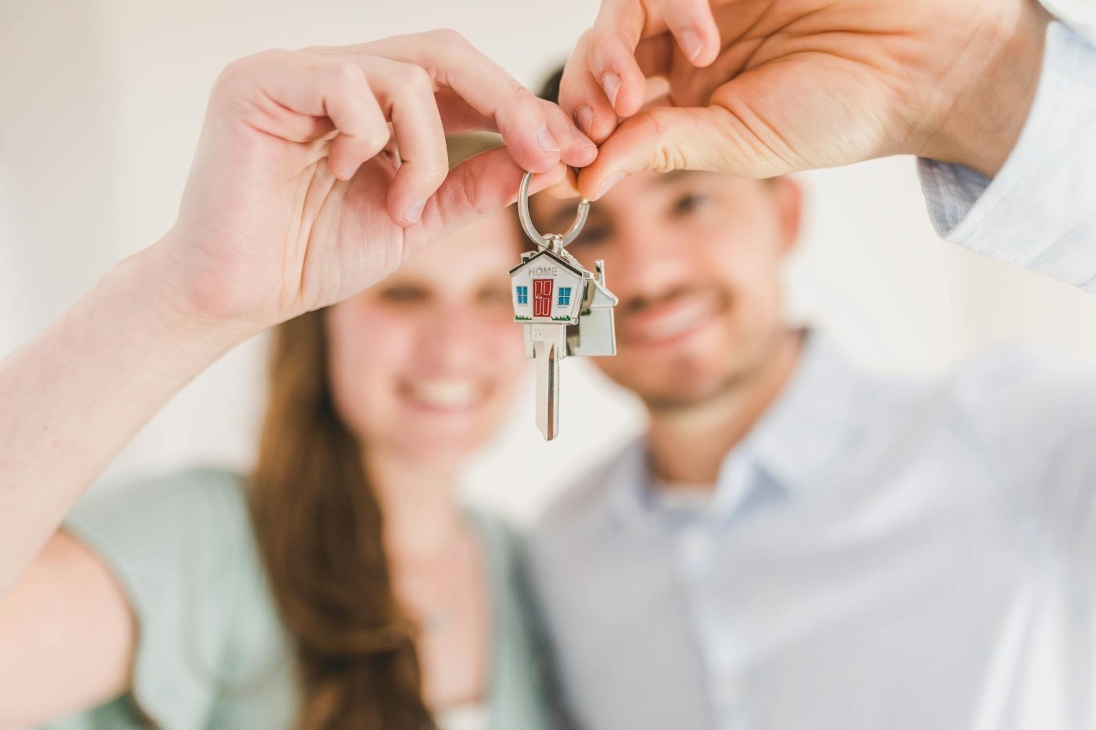 Couple heureux tenant les clés de leur nouvelle maison